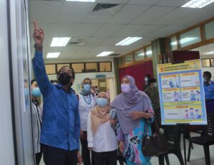 Lawatan kerja Pusat Pemberian Vaksin PPV Kompleks Masyarakat Penyayang Daerah Timur Laut Pulau Pinang 1