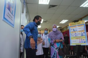 Lawatan kerja Pusat Pemberian Vaksin PPV Kompleks Masyarakat Penyayang Daerah Timur Laut Pulau Pinang 8
