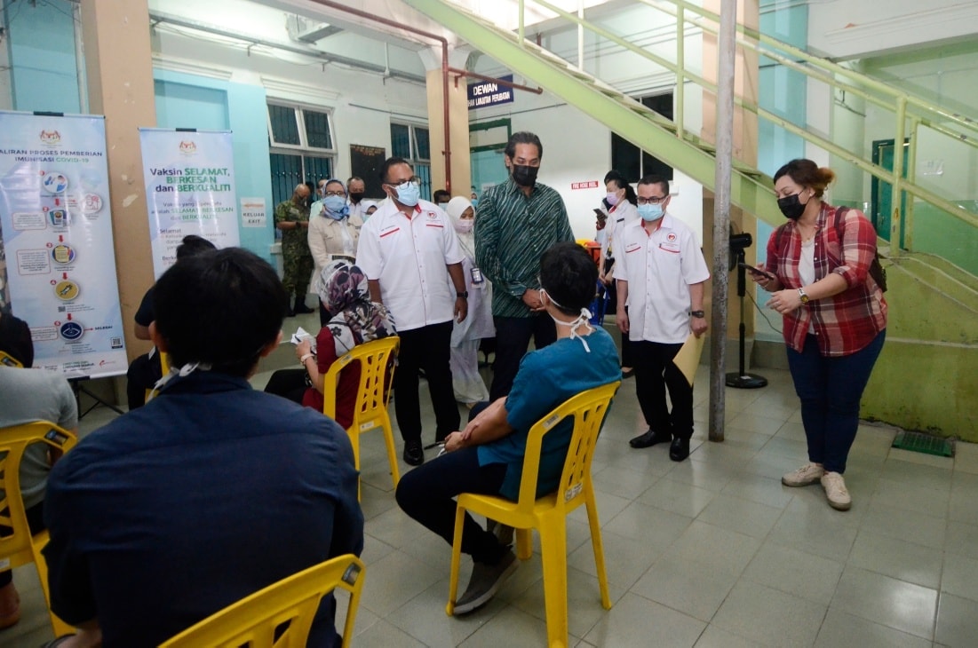 Lawatan kerja ke Pusat Pemberian Vaksin PPV Hospital Sultanah Aminah Johor Bahru 4