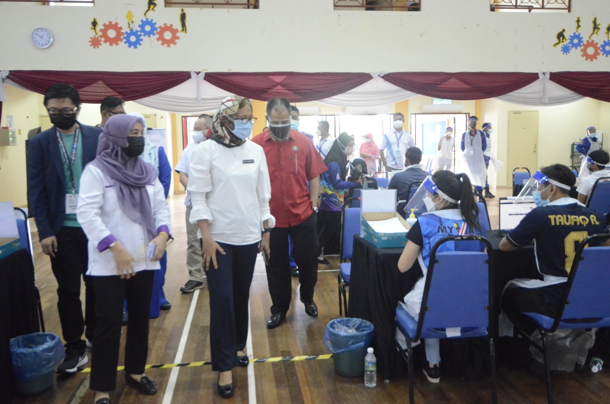 English pusat in pemberian vaksin Pusat Vaksinasi