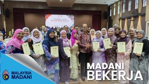17 Warga MOSTI Ditauliahkan Sebagai Munsyi Muda Bahasa MADANI BEKERJA